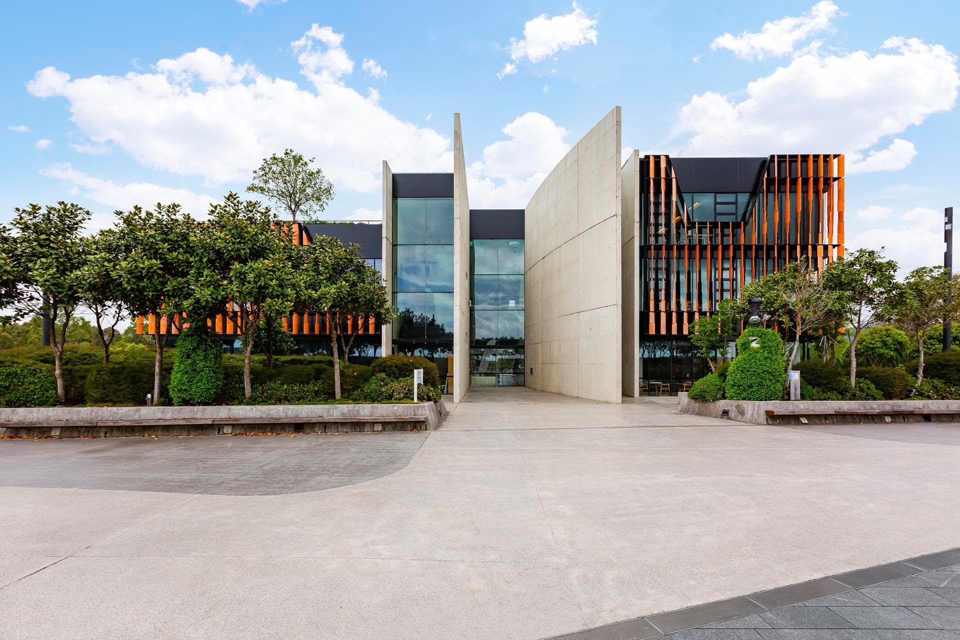 External view of Nan Tien Institute featuring ALPOLIC™ NC/A1 aluminium recladding in Mandarin Orange