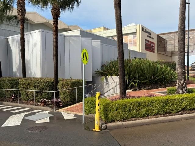 ALPOLIC™ reclad façade beside landscaped gardens and palm trees