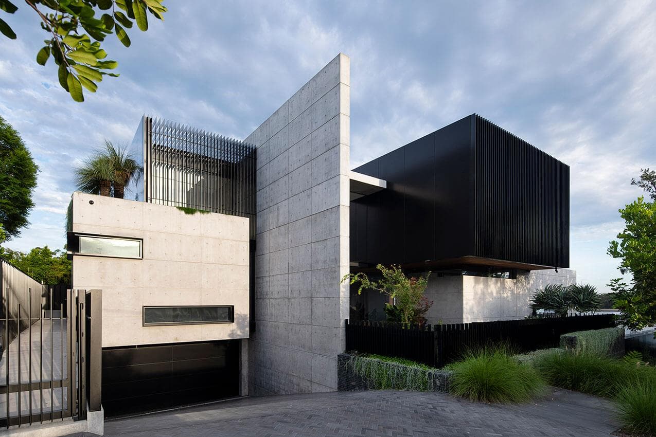 Waterfront residential façade with ALPOLIC™/fr Matt Black aluminium cladding