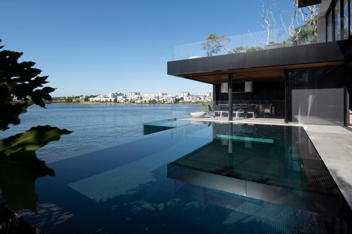 ALPOLIC™/fr Matt Black cladding defining upper façade volume