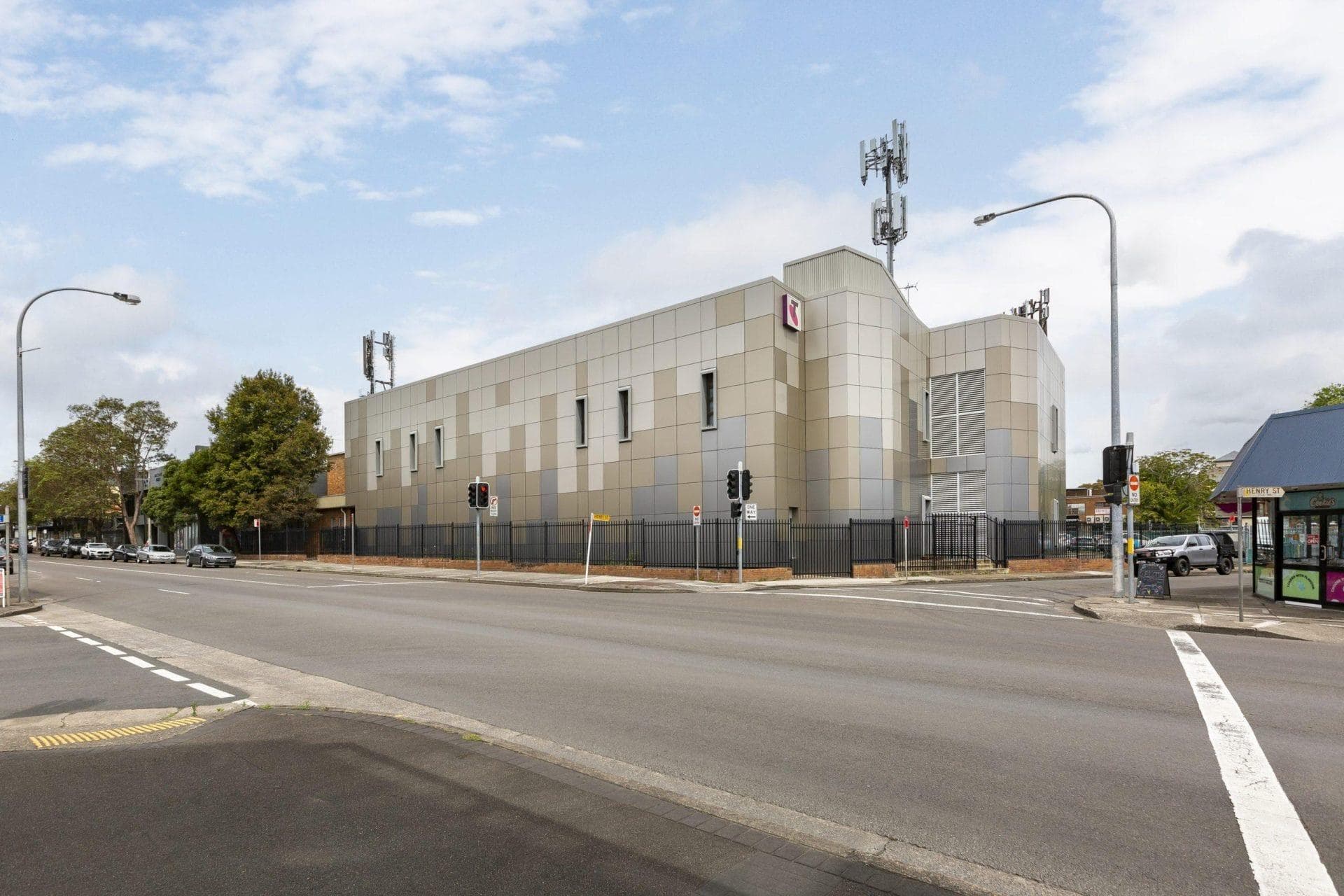 Telstra Data Exchange Penrith reclad with ALPOLIC™ DtS non-combustible aluminium panels in metallic tones