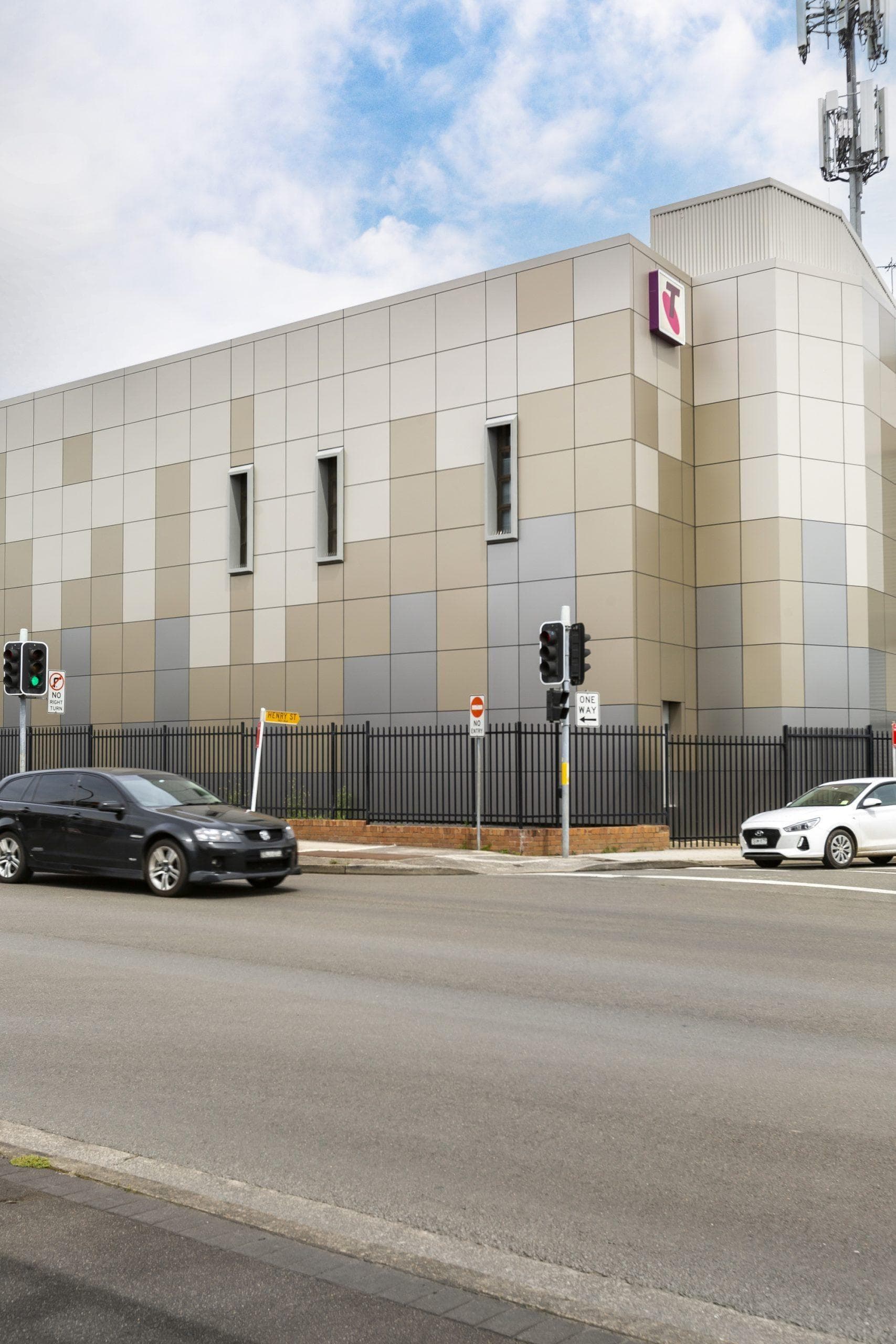Street view of Telstra Data Exchange Penrith with ALPOLIC™ NC/A1 metallic façade panels