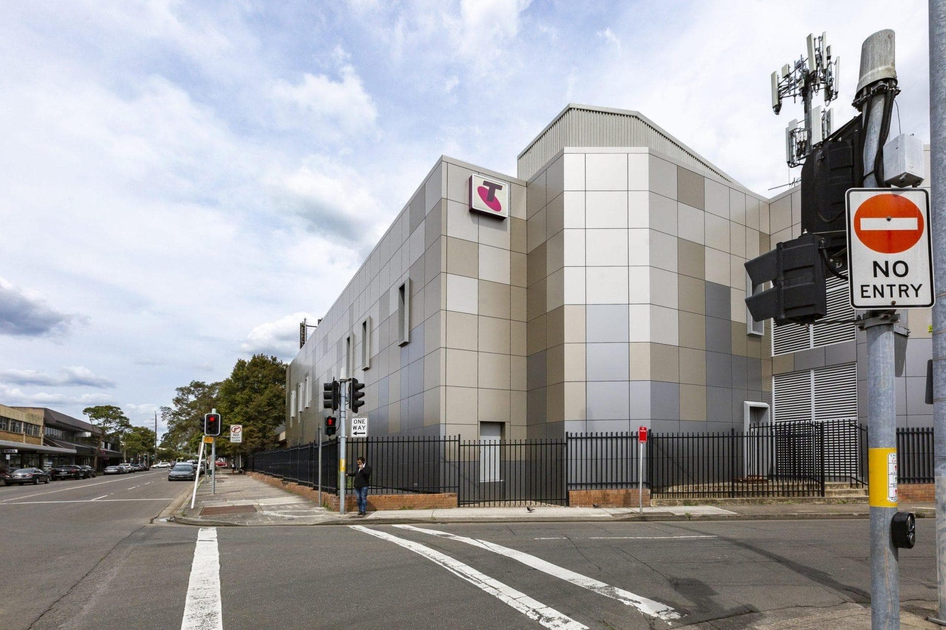 Intersection view of Telstra Data Exchange Penrith with ALPOLIC™ NC/A1 metallic cladding