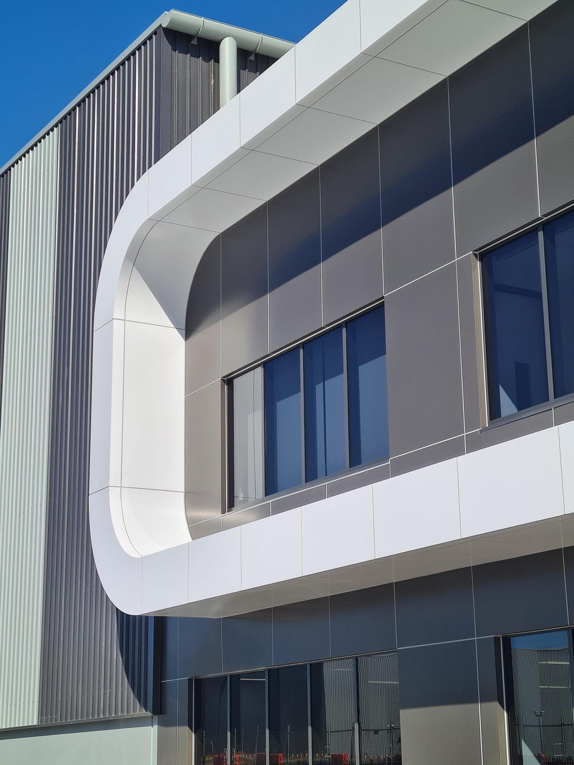 Modern façade with ALPOLIC™ NC cladding in white and grey panels at H&M Headquarters NSW