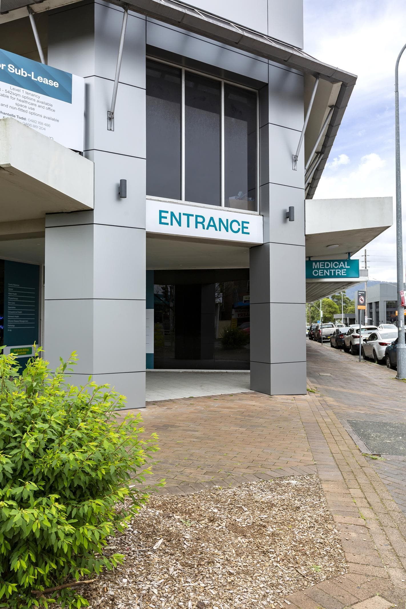 Dapto Medical Centre entrance with ALPOLIC™ cladding in contrasting grey finishes