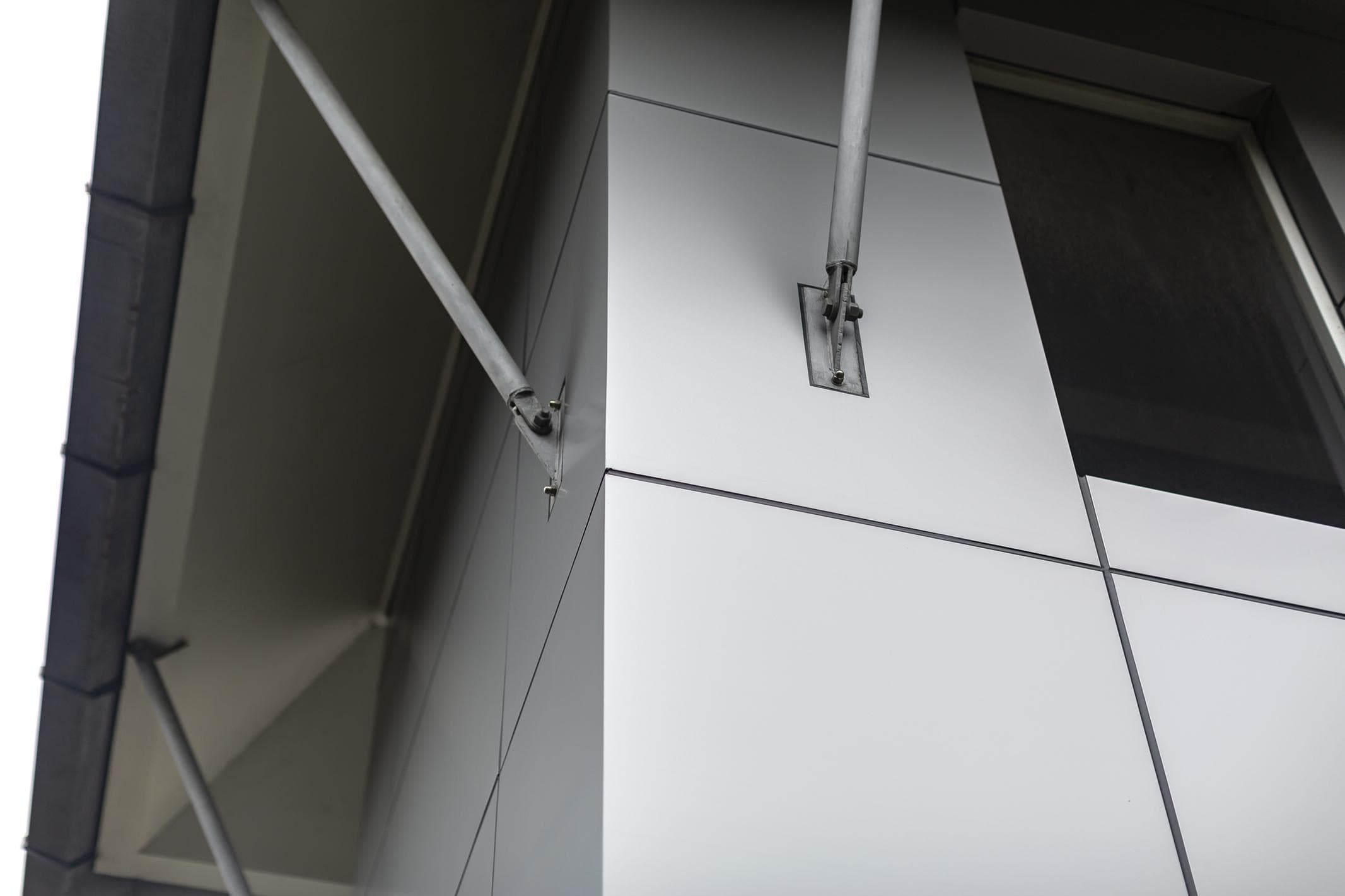 Close-up of ALPOLIC™ façade panels and roof supports at Dapto Medical Centre