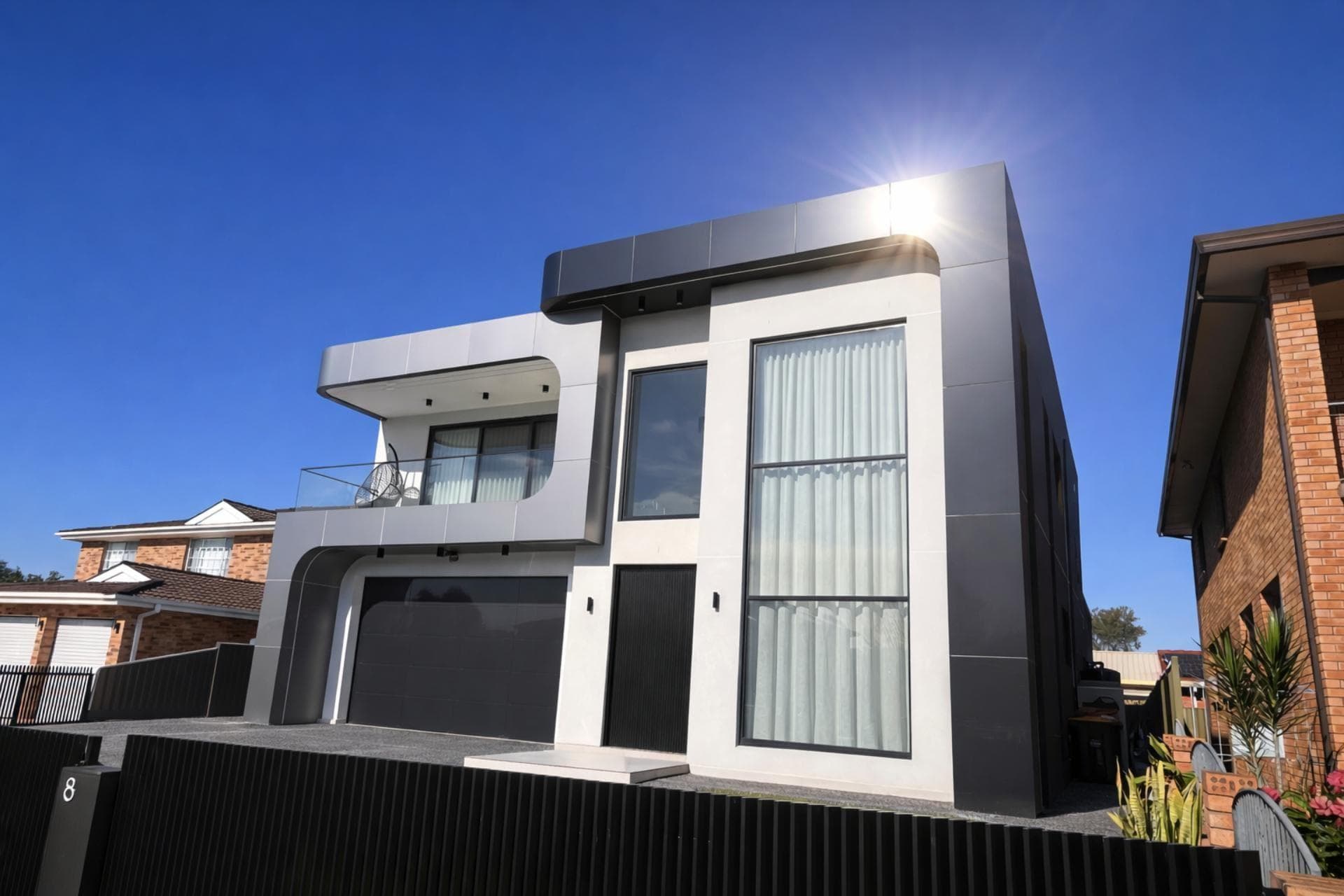 Close-up of curved ALPOLIC™/fr aluminium cladding detailing on modern residential façade