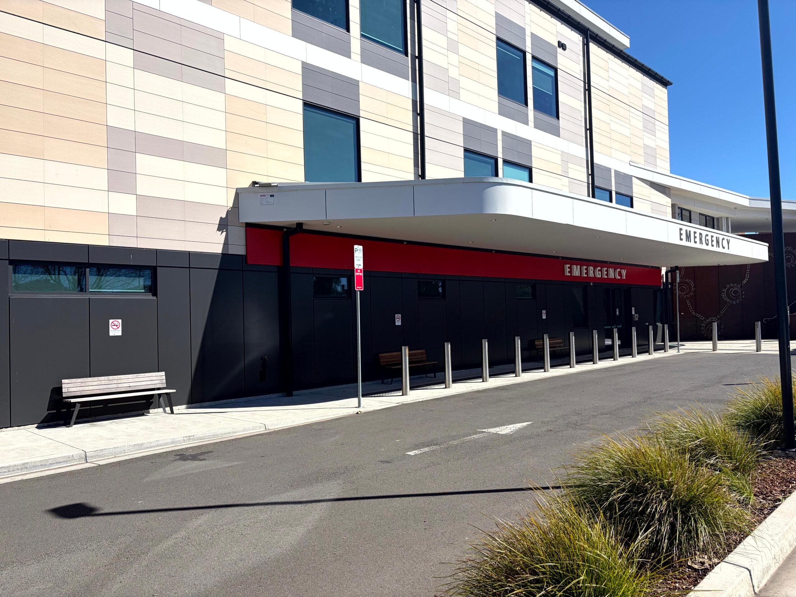Emergency entrance at Goulburn Base Hospital with ALPOLIC™ NC/A1 Monument cladding to the lower façade