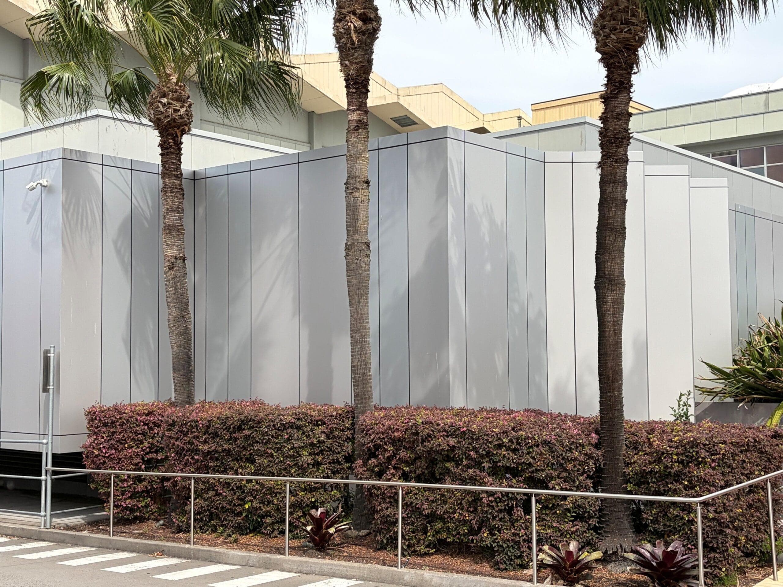 St George Leagues Club ALPOLIC™ façade behind palms and walkway